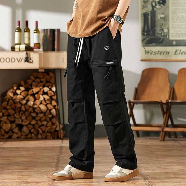 Nike 耐克春秋同色乱搭拼接全棉敞口户外大口袋工装裤。 这款裤子绝对是衣柜里最出色的一款，绝对超高品质，绝对让你爱不释手。 慵懒又不失高级，全棉工装面料，高弹
