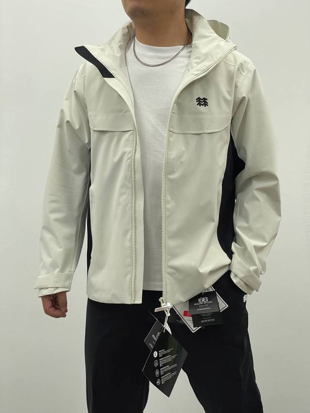 新款上新 模特图 Kolon Sport 可隆 25Ss新品 秋款户外休闲外套 防风水透气轻量硬壳冲锋衣 男女同款 1产品特性： 特氟龙三防面料，防风雨，防静电