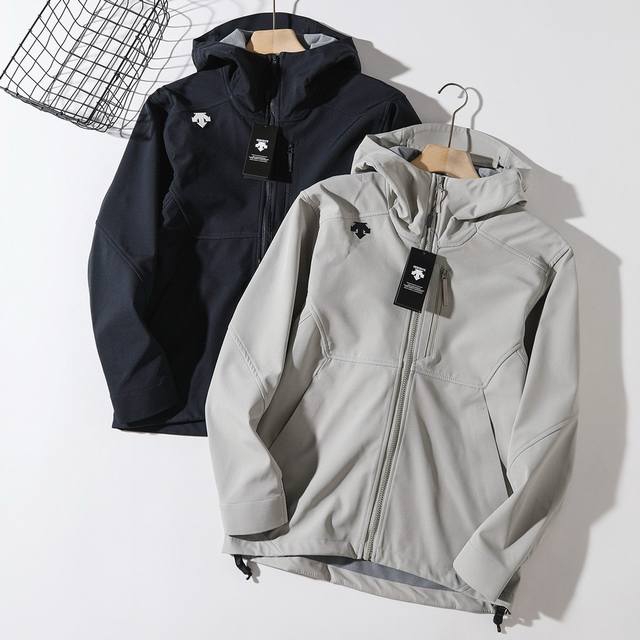 上新 Descente-迪桑特立体剪裁户外机能三防情侣连帽1级冲锋衣 迪家系列，在探索未知与自然的壮丽旅程中，一款集功能、时尚与舒适于一身的冲锋衣，是您 不可或