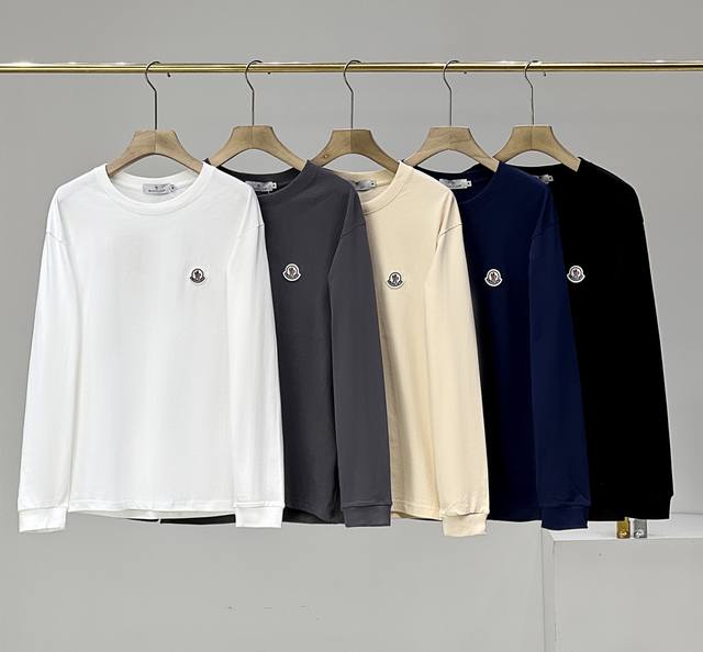 专柜流货人气爆款！Moncler 蒙口刺绣专柜新品超柔纯棉圆领长袖T恤打底衫！ 蒙口家顶级超柔360克纯棉面料！这个面料正是专柜在售的同款用料，不夸张的说，世面