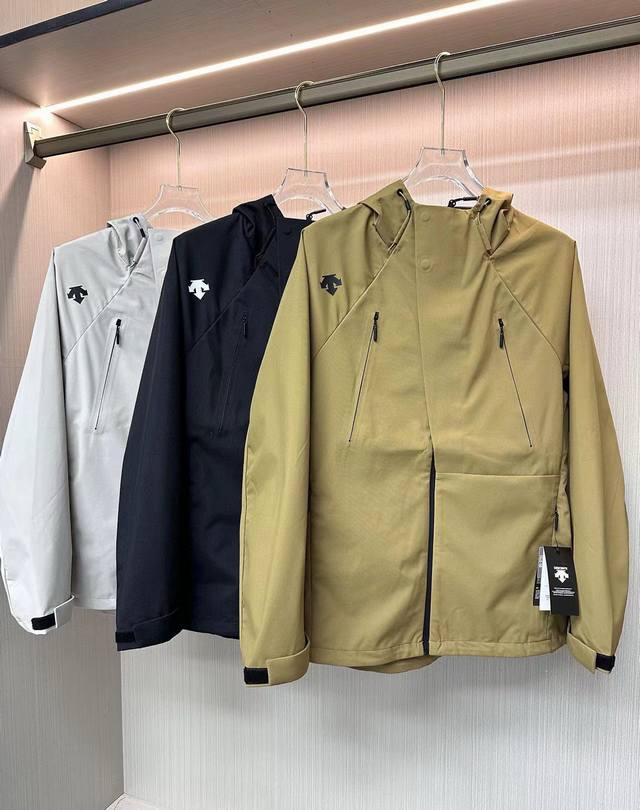 颜色;，黑色，米白色，黄色 尺码;M-5Xl 款号998271 户外三防！高端必入！ 迪桑特 Descente 24Ss新品 防风水透气轻量硬壳冲锋衣 男女同款
