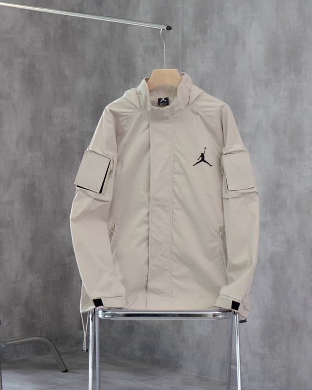 Air Jordan乔丹棒球飞行员夹克连帽外套春季爆款 现货上新！ 专柜同款宽松修身版型 手臂复杂多口袋设计 细节还原定制螺纹细节辅料 1:1五金拉链 三标齐全