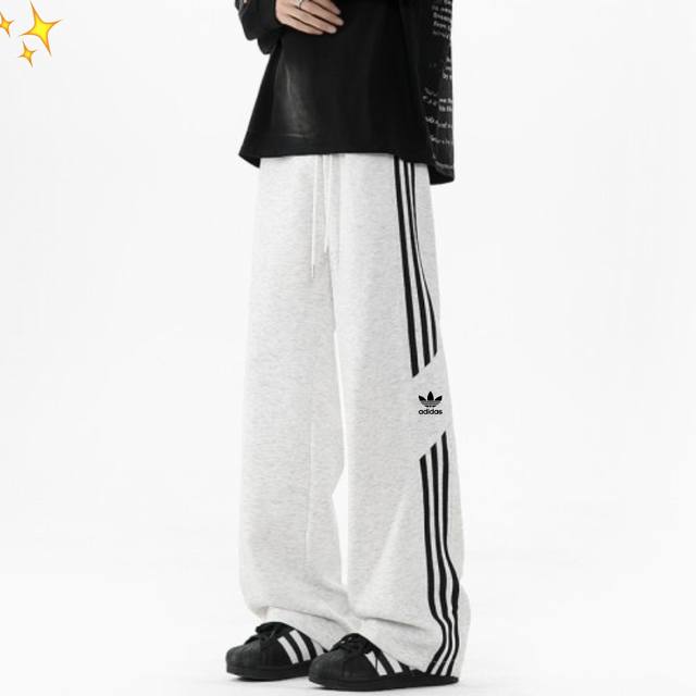 阿迪达斯三叶草Adidas 阿迪达斯裤子！创意Logo搭配设计，让整条裤子充满活力，透气吸湿性好，松紧腰带便于调节腰围，实用方便，款式大方时尚，日常百搭，性价比