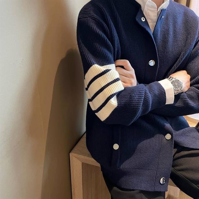 上新 汤姆布朗Thom Browne 年Tb冬季新款针织卫衣，一眼就很喜欢沦陷的针织衫，Tb的火爆程度我就不多说了 年年的爆款卫衣 人手衣橱里必备的单品之一 经