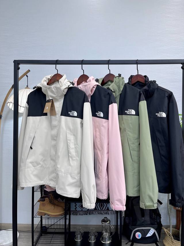 上新 北面四色拼接冲锋衣 Tnf北面The North Face拼接四色连帽外套夹克冲锋衣，宽松显瘦，高品质，帽子有注塑调节扣可随意调节，穿着方便，Wang炸绝