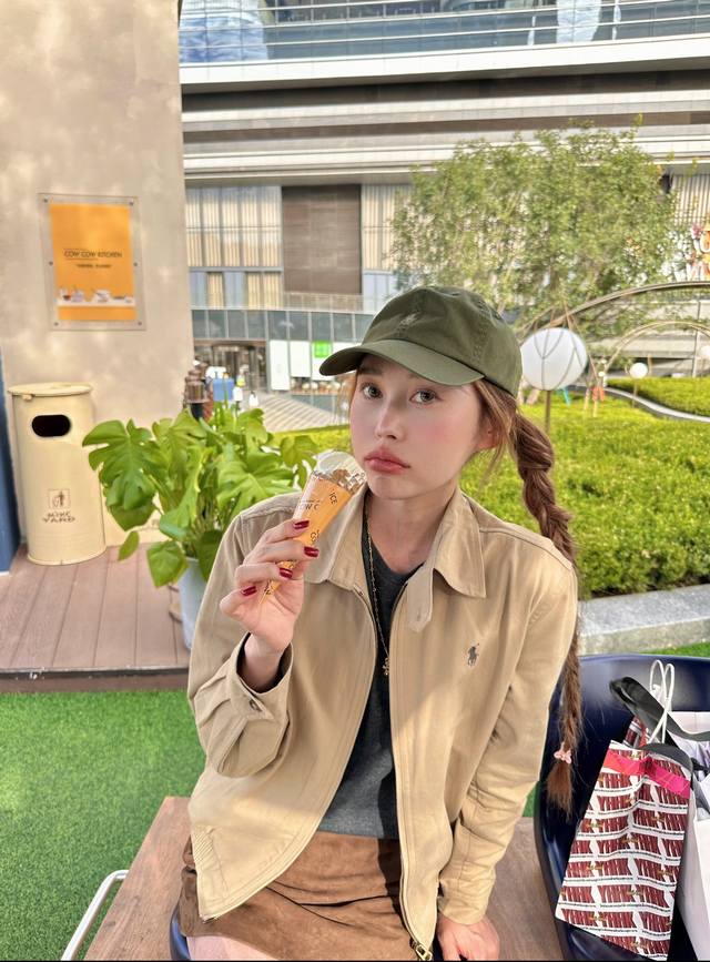 高定版五色 Polo 拉夫劳伦版型做的是老干部夹克版型 领子做的是衬衫小方领 领口处还添加了古铜色四合扣做装饰 肩膀处做的正肩设计 上身更加立体有型 Sml码衣
