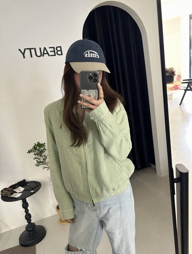 高定版五色 Polo 拉夫劳伦版型做的是老干部夹克版型 领子做的是衬衫小方领 领口处还添加了古铜色四合扣做装饰 肩膀处做的正肩设计 上身更加立体有型 Sml码衣