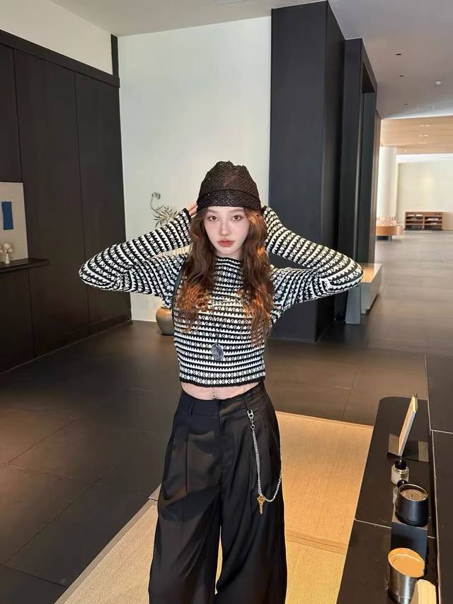 开衫 套装 Lv 路易威登 驴家针织条纹开衫＋半裙套装 还得是条纹经典 这件针织套头衫是松弛舒适的代表 这件版型真的特别好上身侧面是微微贴合腰部的所以很纸片人感