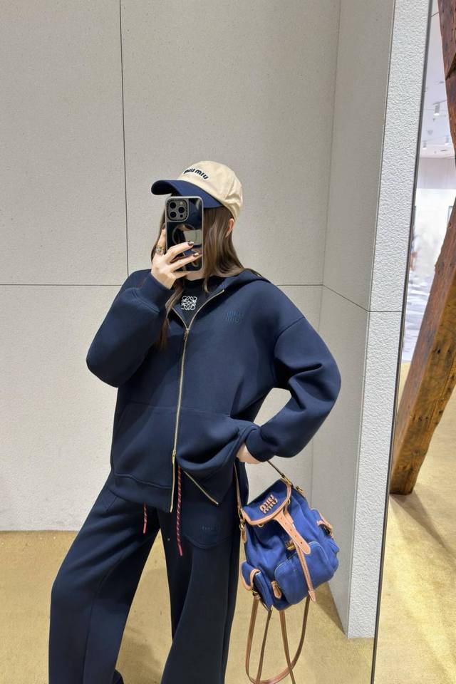 Miumiu 缪缪* 连帽拉链外套长裤套装 胸前饰以立体字母徽标 搭配同系列阔腿直筒长裤 绞花抽绳松紧 宝蓝色 卡其色 尺码 S M L S 80-95斤 M9