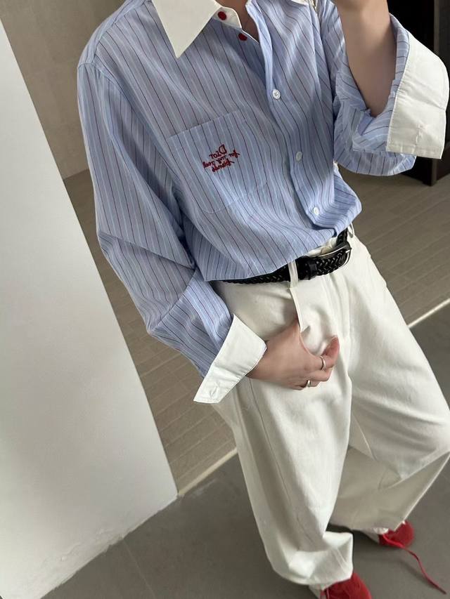 Dior 迪奥 条纹翻领刺绣衬衫 胸前采用撞色字母 撞色衣领 时髦洋气 蓝色 尺码 S M L S 80-95斤 M95- 斤 L -125斤