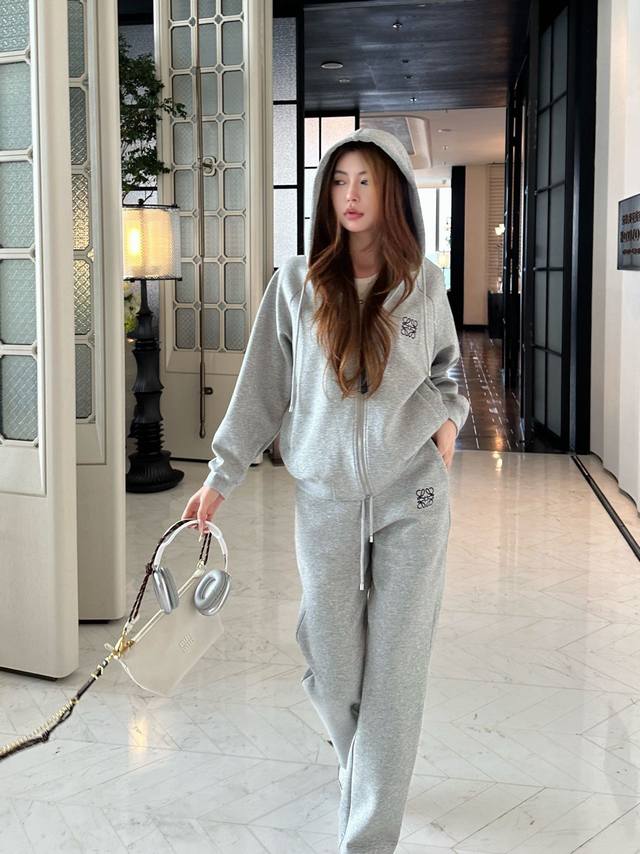 Loewe 罗意威25Ss新款休闲套装 高密度时髦运动风 每个日常的穿搭 俏皮减龄充满元气的设计元素 高品质 尺码 S M L S 80-95 斤 M95-11
