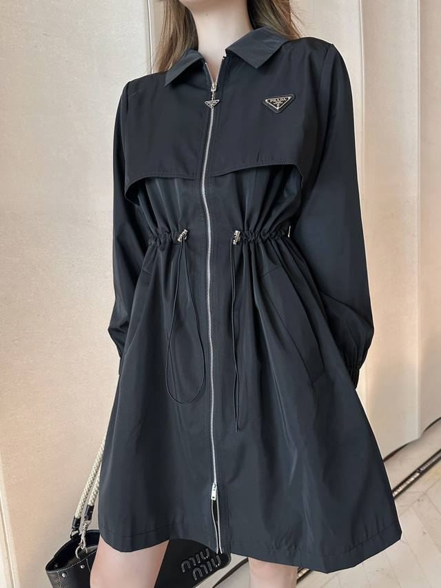 Prada 普拉达25Ss新款新款翻领拉链连衣裙抽绳束腰设计 经典三角标装饰 时尚大方 尺码 S M L S 80-95 斤 M95-115斤 L115-135