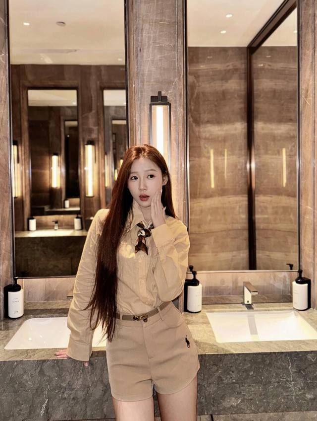 Polo 拉夫劳伦：拉夫三件套 ：老钱感 卡其色系超好看 很温柔显白 配送丝巾和腰带～ 舒适性很强的一款三件套 上身慵懒随意 层次感十足～ 尺码 图末