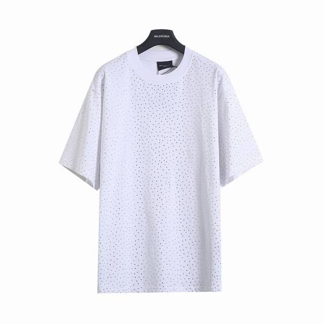 巴黎世家 Blcg 25Ss 重工满钻短袖T恤 轻奢主义 男女日常通勤穿搭必备单品 正确版本 欢迎对比 详细特征 280克 % 纯棉双纱汗布面料 同缸定染特种加