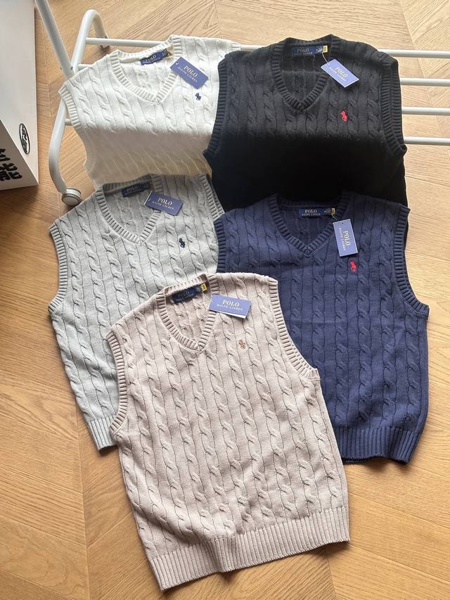 全码出货 供 Polo Ralph Lauren 拉夫劳伦 粗绞花麻花纯色小马刺绣 V领针织马甲男女同款 黑色 白色 卡其 藏青 灰色 S～Xl 定织纯棉纱线面
