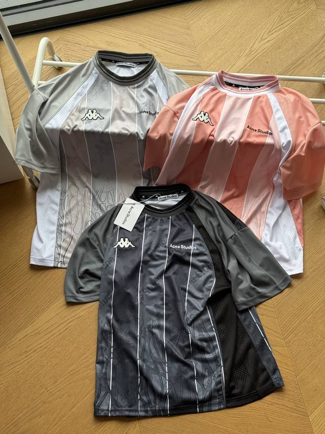 供 Acne Studios Kappa 卡帕 联名款 Ss25 徽标Logo插肩袖拼接短袖T恤 男女同款 黑色 粉色 灰色 S~Xl 得物在售5000，原版定