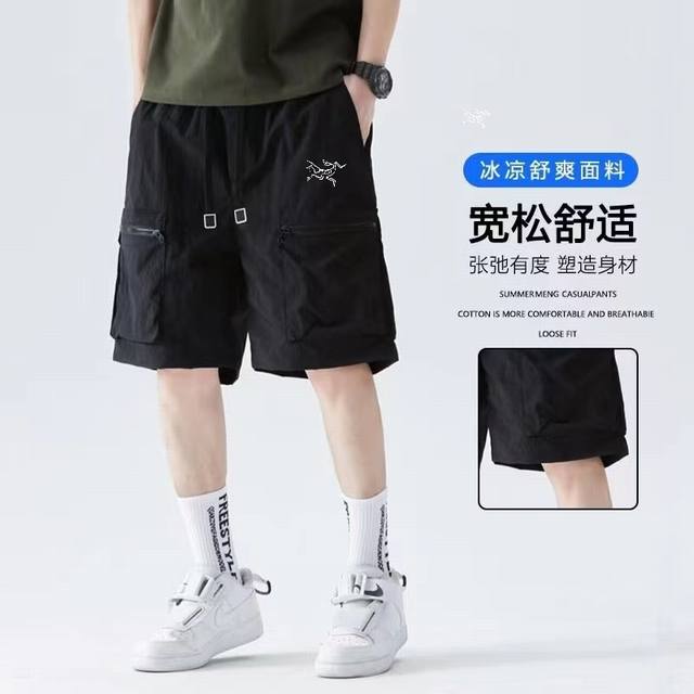 Arc`Teryx 始祖鸟 25Ss新款夏季机能工装口袋拉链户外工装短裤 此款舒适短裤手感光滑细腻，面料不粘毛 尼龙工装正品褶皱面料高端有弹力 秒杀普通工装裤