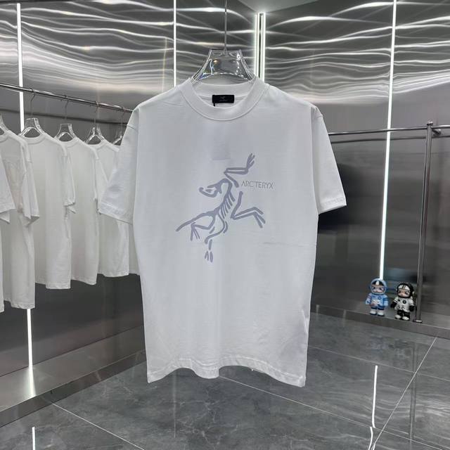 始祖鸟 2025春夏新款短袖T恤 -面料：240克双纱高密度纯棉面料 - 工艺: 整件衣服采用精密压花工艺 - 男女同款均可驾驭 - 尺码： M L Xl Xx