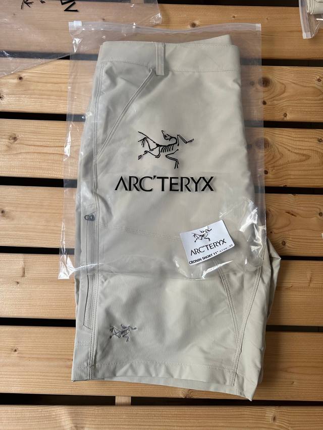 百搭基础款 Arc’Teryx Cronin Short 11 今天始祖鸟Cronin 工装短裤11 寸到现货啦！细节在视频里！做工很好！顶流！不愧是户外的爱马