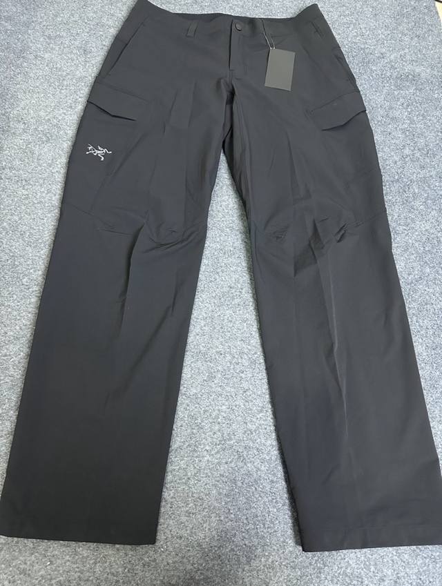 始祖鸟神裤Gamma Pantrampart Pant 两条裤子都属于速干软壳裤，面料都是尼龙弹性纤维面料特点：耐用 防风 表面都有Dwr防水处理。 徒步 攀岩