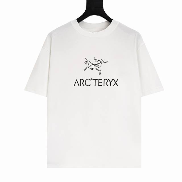 Arc’Teryx始祖鸟Arc23Ss 胸前印花 Logo短袖T恤 面料：240克双纱高密度纯棉面料 - 工艺: 整件衣服采用精密压花工艺 - 男女同款均可驾驭