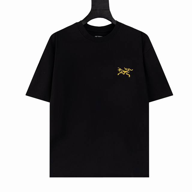 Arc’Teryx始祖鸟Arc24Ss 胸前印花 Logo短袖T恤 面料：240克双纱高密度纯棉面料 - 工艺: 整件衣服采用精密压花工艺 - 男女同款均可驾驭