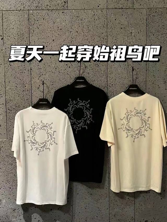 品名：Arc'teryx始祖鸟万花筒3M反光男女同款短袖T恤 Arc 面料：240克双纱高密度纯棉面料 - 工艺: 整件衣服采用精密压花工艺 - 男女同款均可驾