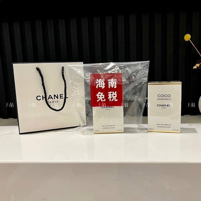 特价： 下单备注：海南免税版香奈儿Coco小姐经典浓香100Ml 配手提袋 实拍现货最性感的一款香水，沉稳诱人又不轻浮，适合城市时尚，摩登，超前，性感的女性使用