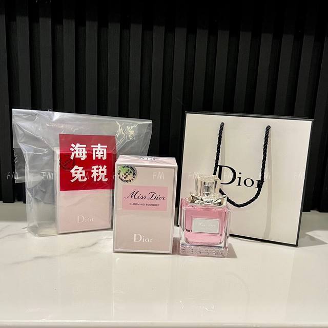 特价： 下单备注：迪奥花漾甜心香水 每瓶都有配送专柜手提袋！送礼首选 这款香水颜值非常高，主调是花果香，有花的清香还带一点点果的清新。刚喷出来的感觉就像是它的名