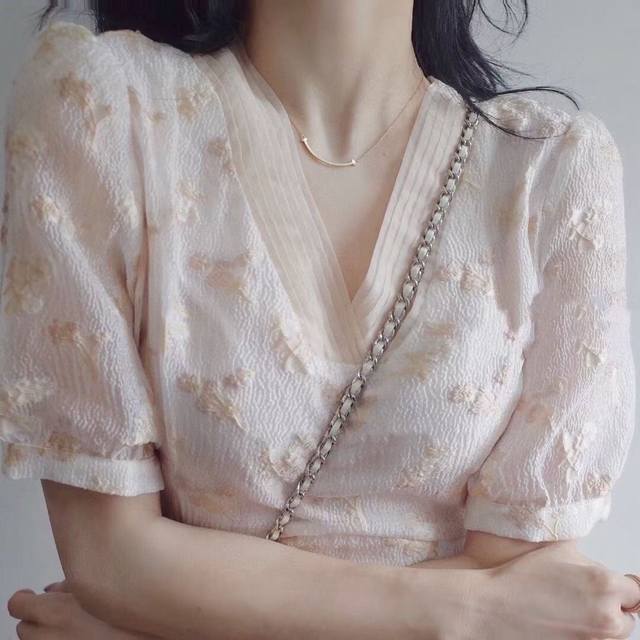 日常佩戴气质上升一万个点 小号佩戴很仙气 版型和颜色很正 无敌显瘦显白 买一份高级感 买一份气质 值