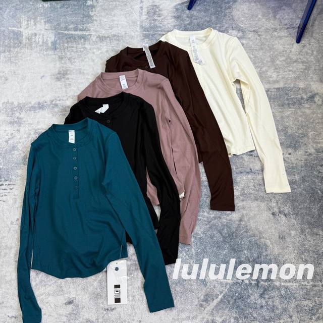 Lululemon露露Holdtight女士紧身剪裁长袖亨利衫 款号:2351五色 柔软和弹力，都恰到好处;这款亨利衫质地轻盈，舒适贴合身型，适合日常穿着 柔软