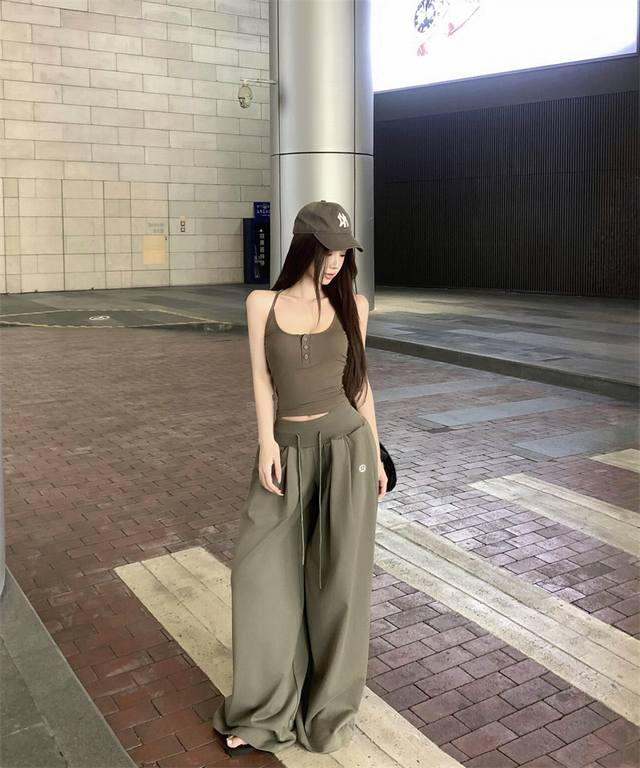 Lululemon 挖到宝！Lululemon 美式复古神裤，低腰阔腿鲨疯了 姐妹们，2025 Lululemon 出了条神裤，美式复古低腰宽螺纹阔腿拖地运动长