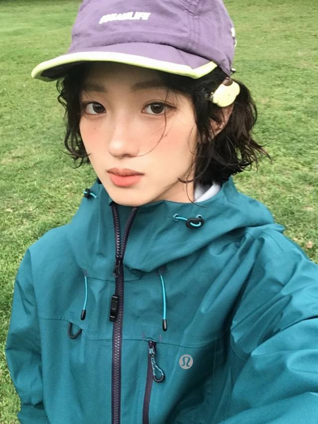Lululemon Lululemon 春秋防水防风抽绳连帽冲锋衣，太绝啦 宝子们，今天必须给大家分享 Lululemon 家的春秋防水防风抽绳连帽冲锋衣外套，