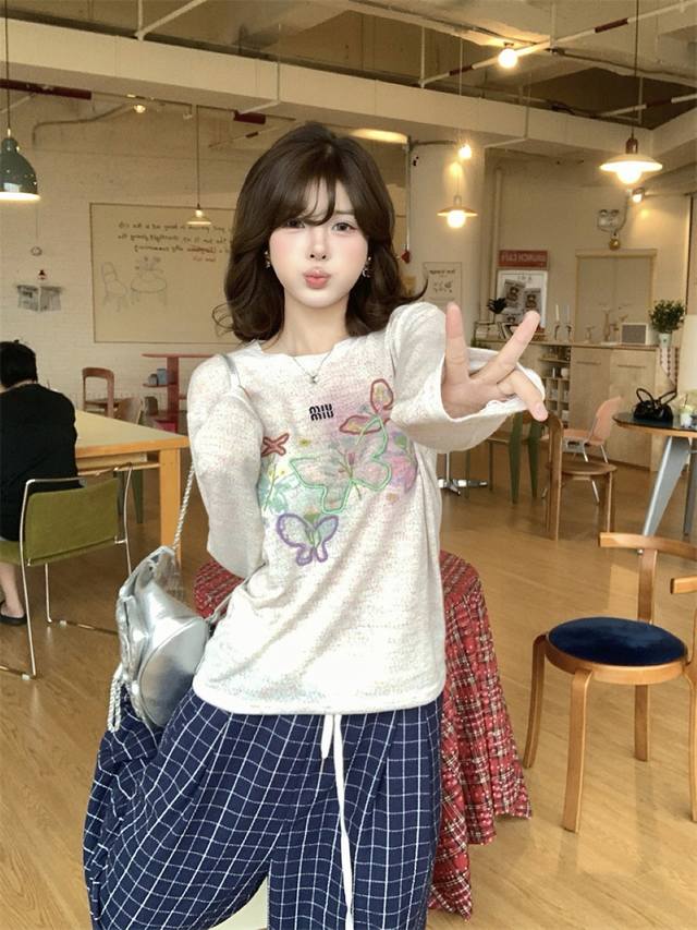 缪缪Miumiu 被问 800 遍的 Miumiu 蝴蝶长袖 T 恤，美到犯规！ 宝子们，今天必须给大家分享 Miumiu 这款复古设计感蝴蝶长袖 T 恤，说是