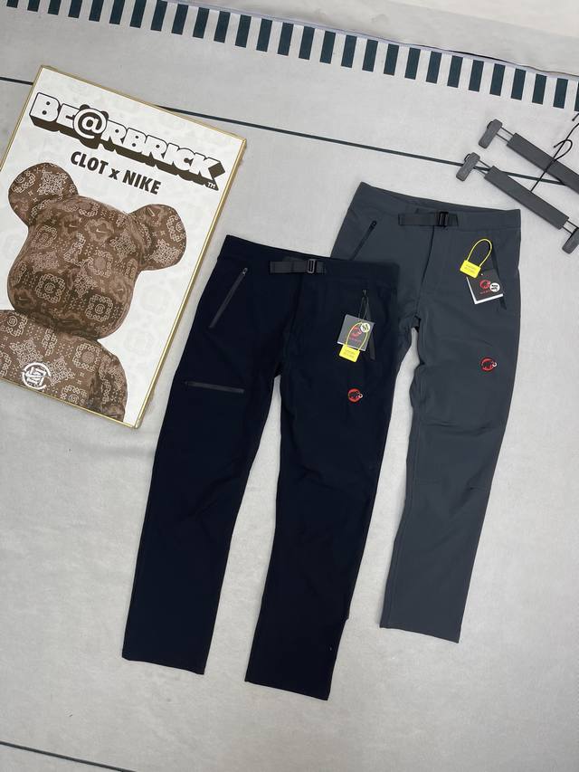 Mammut 猛犸象 户外运动透气速干软壳刺绣重工长裤，情侣款。 速干亲肤 耐磨透气版型好 可日常 可户外 可商务！！ 它们由特别轻且耐磨的双层织物制成,防水处