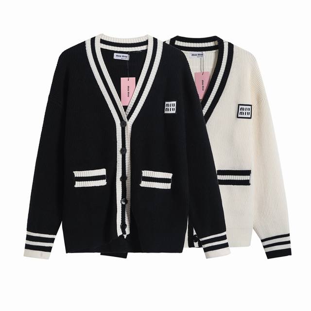 Miumiu针织开衫！明星同款！高品质情侣款！ 精选优质面料，柔软亲肤，垂坠感十足，穿上身立马提升气质，高级感扑面而来！ 宽松的版型设计，不挑身材，男女都能轻松