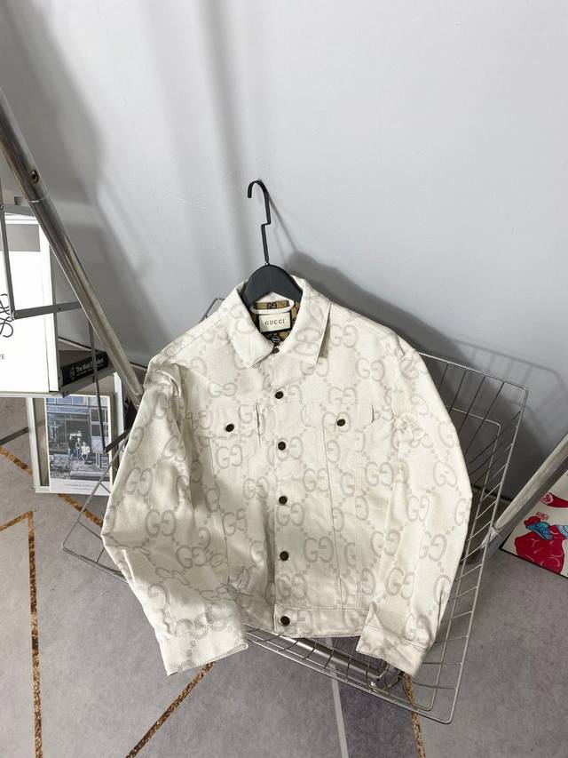 Gucci古驰 双G满印老花提花情侣款高品质牛仔外套 象牙白色牛仔衣夹克 G家本季最火的时尚单品，满印Logo的设计成为当下潮流，大字母的双G老花提花很高级大气