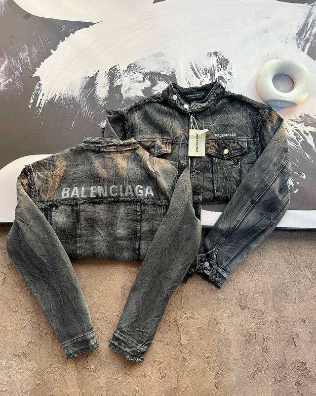 上新 Balenciaga 巴黎世家25Ss后背水钻做旧牛仔外套 原版面料高版本高品质 网红明星同款 进口丹宁环保牛仔布，质感绝了经典设计，搭配前胸2个精致的按