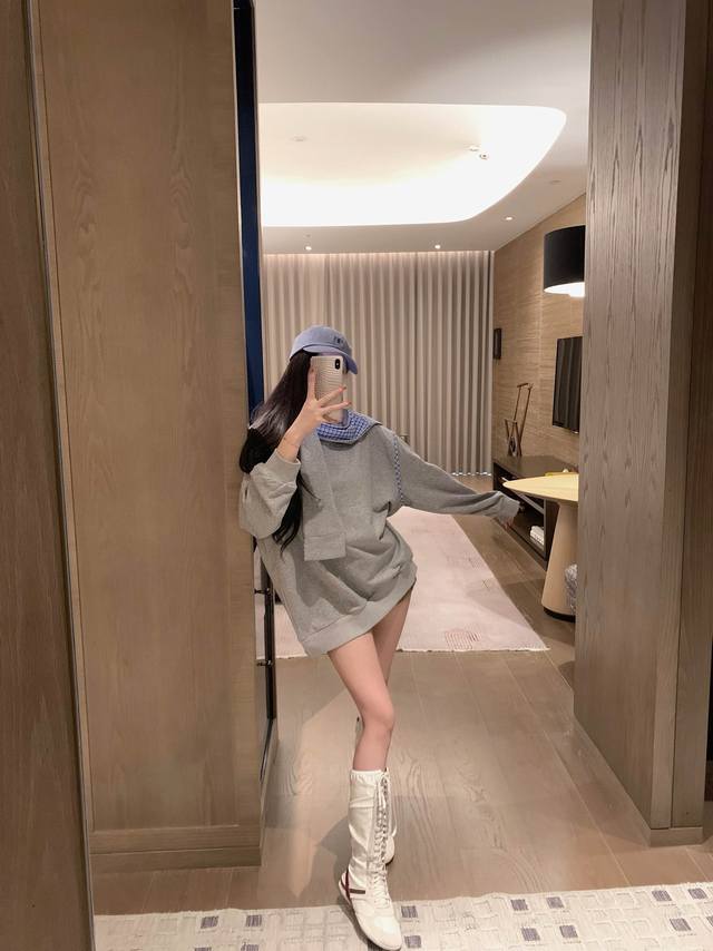Miumiu 缪缪拼格子卫衣配披肩 卫衣格子披肩两件套 减龄学院风的一款 白色 灰色 均码 图末