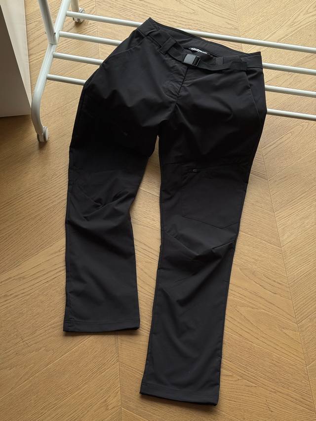 供 Salomon萨洛蒙徒步登山Outerpath Utility Pants M 男款软壳冲锋裤 S~Xl 具备出色的耐候性能，提供防泼水和透气的保护,这款裤
