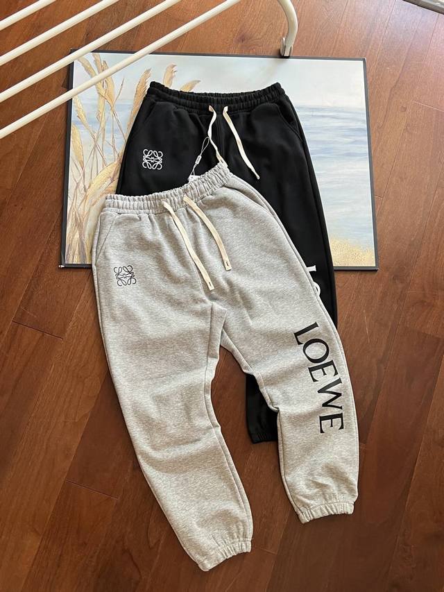 供 控 Loewe罗意威经典徽标休闲针织运动长裤束脚卫裤！ 情侣休闲运动卫裤束口裤，客供定织面料，亲肤舒适，质感非常好，包边套节，做工细节都无可挑剔！ 休闲束脚