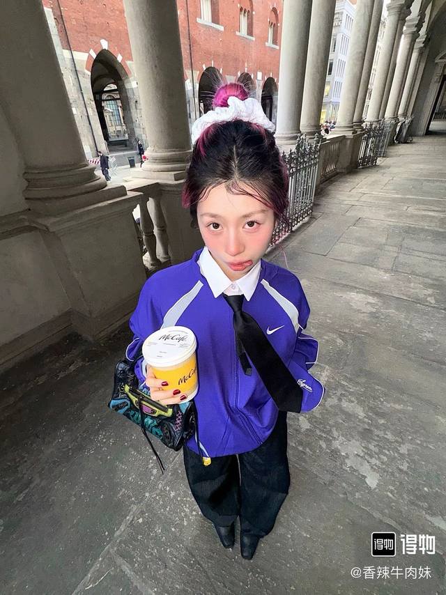 模特图 外套 ，裤子 ，Supreme X Nike 联名款 Ss25 Week4 Track Jacket 袖口刺绣Logo拉链开合夹克外套 男女同款 原版1