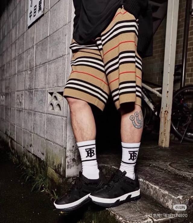 模特图 Bbr巴宝莉经典条纹格子羊毛短裤 男女同款 五分裤奢潮潮牌情侣款男女宽松百搭休闲裤针织夏季Bbr再出百搭短裤采用罗纹针织美利奴羊毛织成含50%羊毛+四平