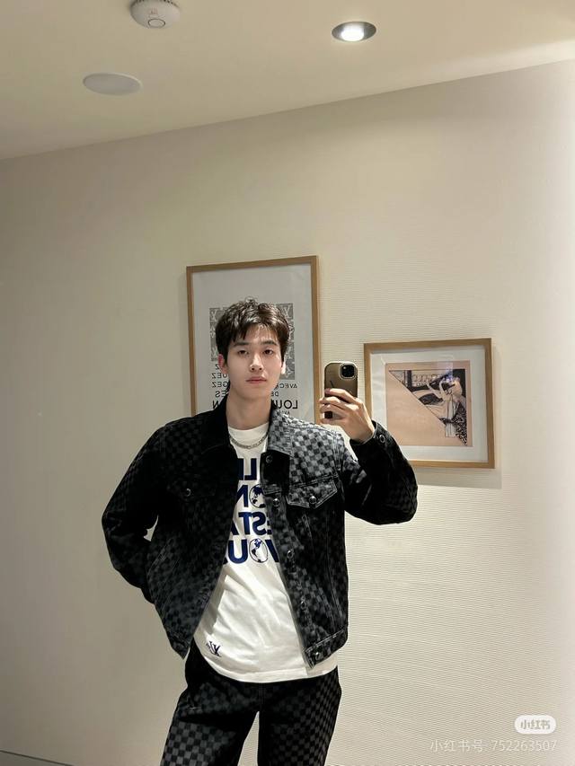 模特图！ 供 Louis Vuitton 路易威登Lv2025新款棋盘格格子植绒牛仔外套 原版26,600购入开发，采用斜纹棉丹宁面料，多重酵素水洗工艺处理，打