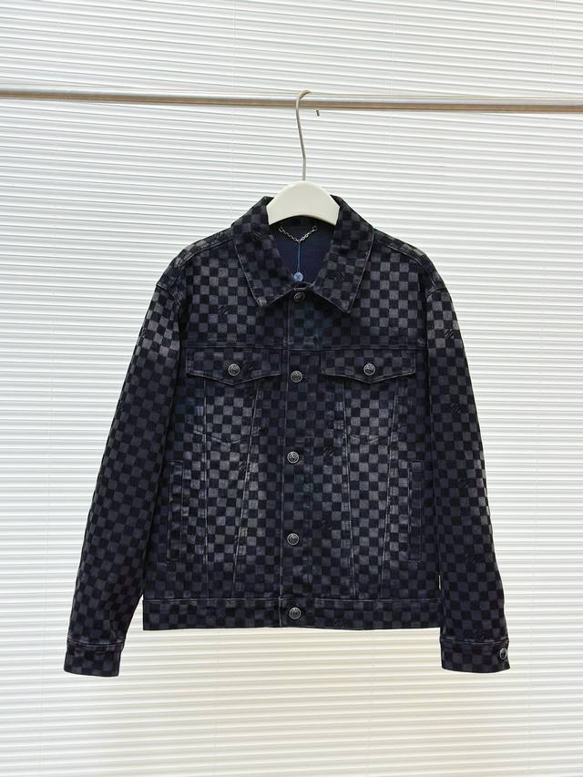 供 Louis Vuitton 路易威登Lv2025新款棋盘格格子植绒牛仔外套 原版26,600购入开发，采用斜纹棉丹宁面料，多重酵素水洗工艺处理，打造柔和自然