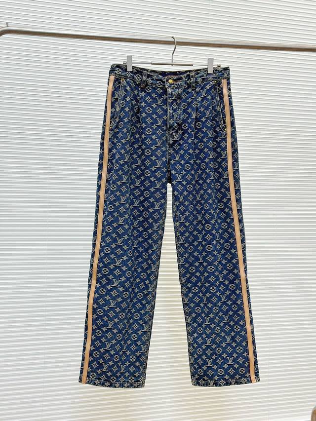 供 顶级版本 王鹤棣同款 Louis Vuitton 路易威登 Lv25Ss满印侧边皮条水洗蓝牛仔裤提花款 面料水洗质感满分 侧边皮条点缀得非常完美 这款真的是