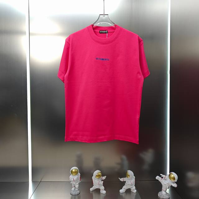 维特萌 Vetements 2025春夏新款男女同款短袖T恤！ 定制专属300克重双纱纯棉面料 定制原版工艺螺纹车工 字母刺绣工艺设计 颜色：黑色 白色 紫色