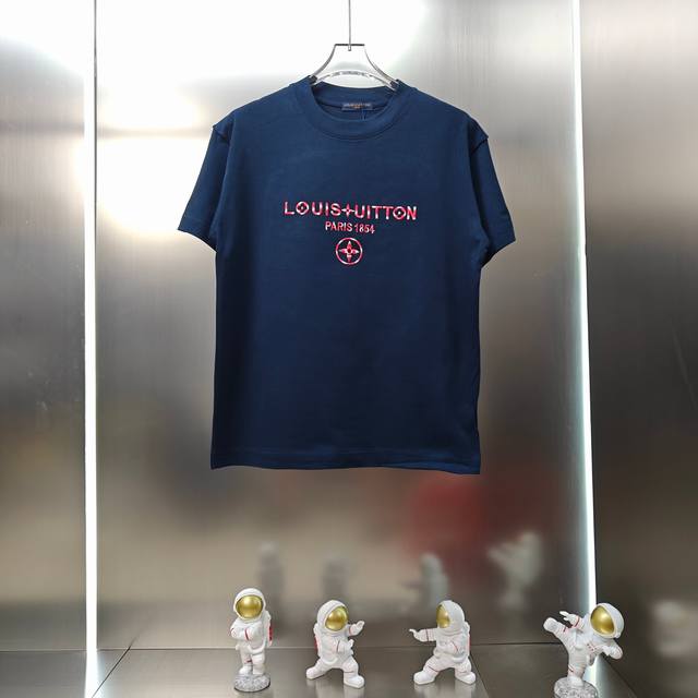 路易威登 Lv 2025春夏新款男女同款短袖T恤！ 定制专属300克重双纱纯棉面料 定制原版反袖工艺车工 胸前刺绣工艺设计 颜色：黑色 白色 藏青色 尺码：S-