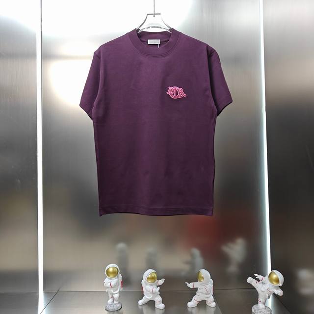 迪奥 Dior 2025春夏新款男女同款短袖T恤！ 定制专属300克重双纱纯棉面料 定制原版工艺螺纹车工 字母刺绣工艺设计 颜色：黑色 白色 紫色 绿色 尺码：