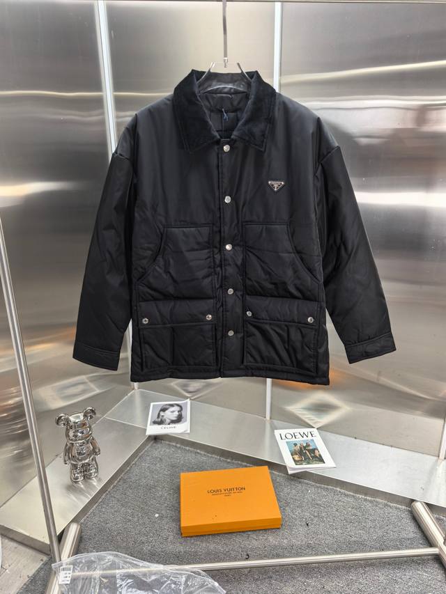普拉达Prada中长款棉服，同步 客供进口采用进口科技面料精制而成，面料质地材质造型极致通过细节图片便可感受到它强悍的气场，并且拥有优越的帅气感与保暖性能，各种